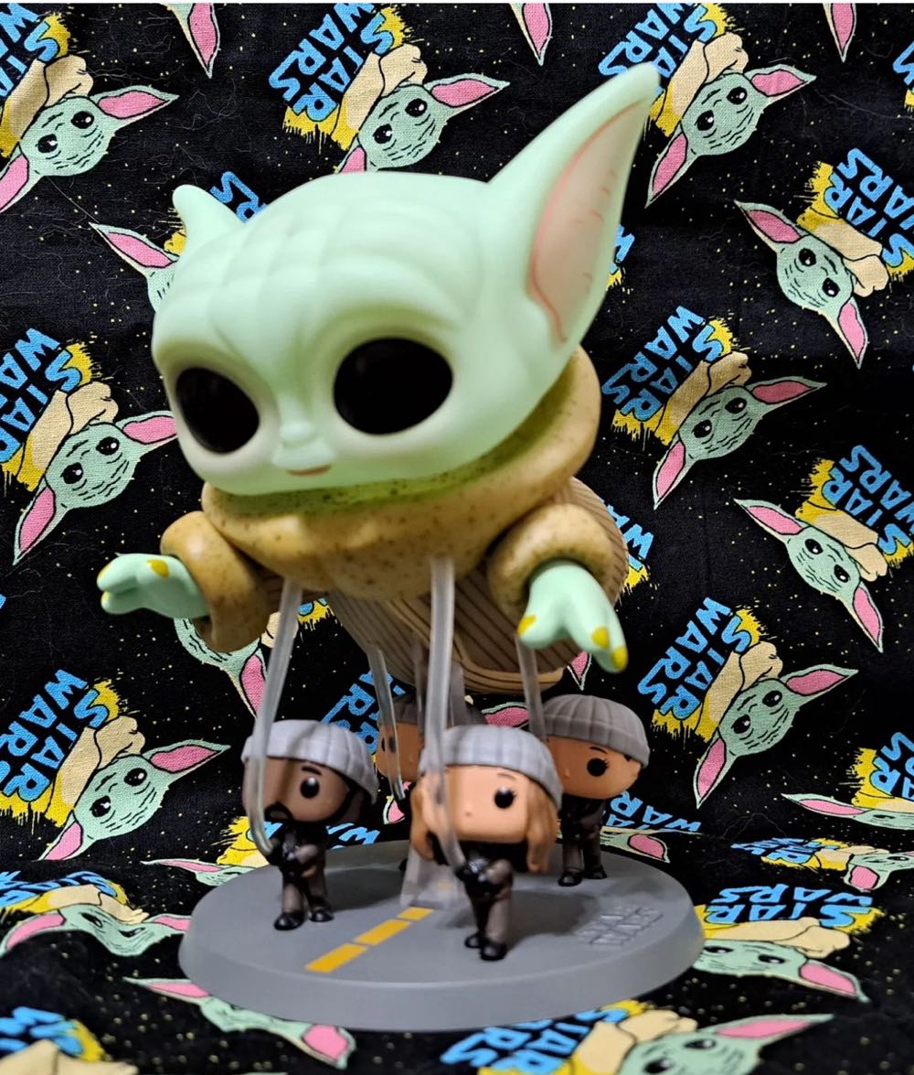 Grogu Macy’s Thanksgiving Day Parade - Star Wars vinyl figure collectible [Barcode 889698669368] - Main Image 2