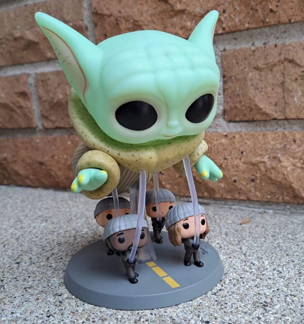 Grogu Macy’s Thanksgiving Day Parade - Star Wars vinyl figure collectible [Barcode 889698669368] - Main Image 3