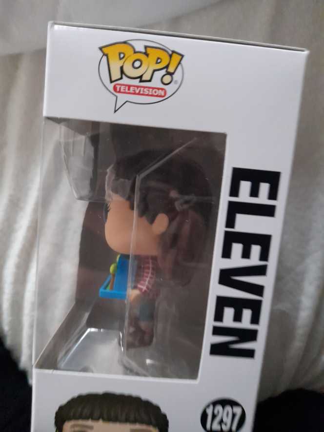Eleven - Stranger Things vinyl figure collectible [Barcode 889698656399] - Main Image 2