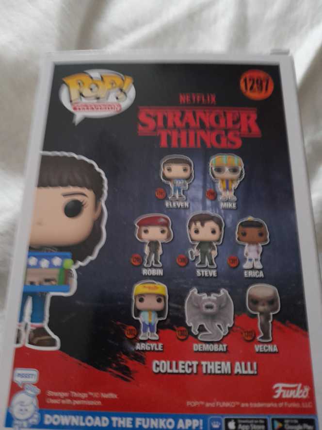 Eleven - Stranger Things vinyl figure collectible [Barcode 889698656399] - Main Image 3