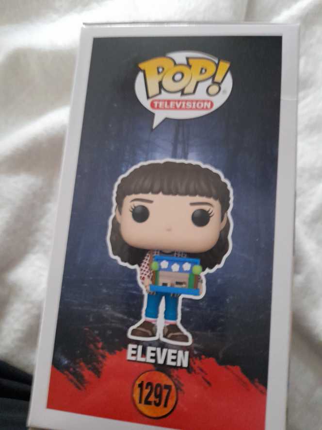 Eleven - Stranger Things vinyl figure collectible [Barcode 889698656399] - Main Image 4