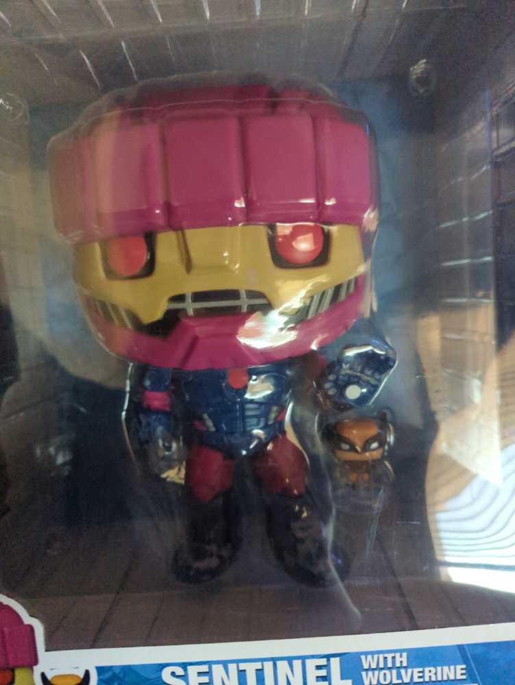 Sentinel w/ Wolverine (Blacklight Chase) - X-Men vinyl figure collectible [Barcode 889698666367] - Main Image 3