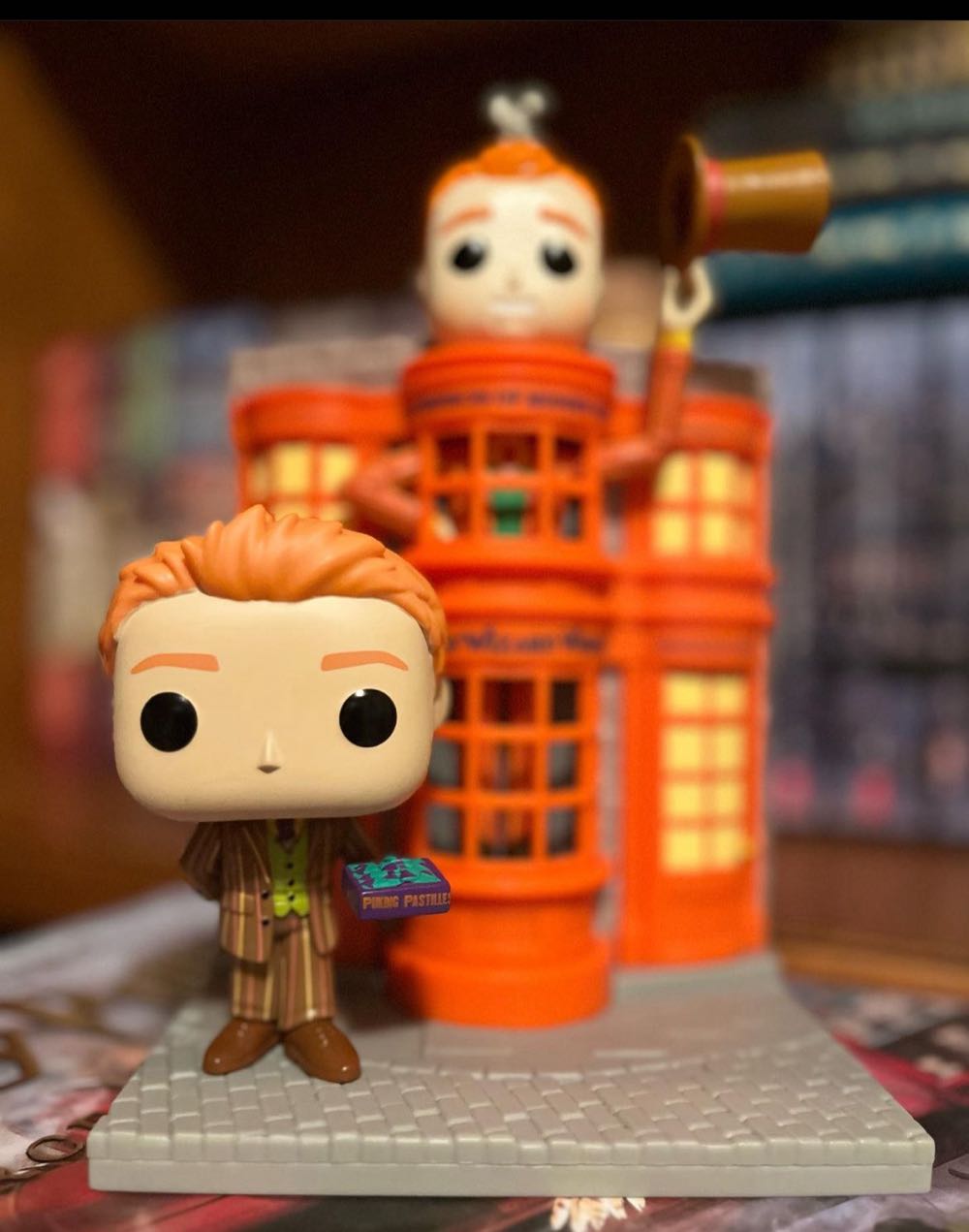 Fred Weasley with Weasleys’ Wizard Wheezes - Harry Potter vinyl figure collectible [Barcode 889698686013] - Main Image 3