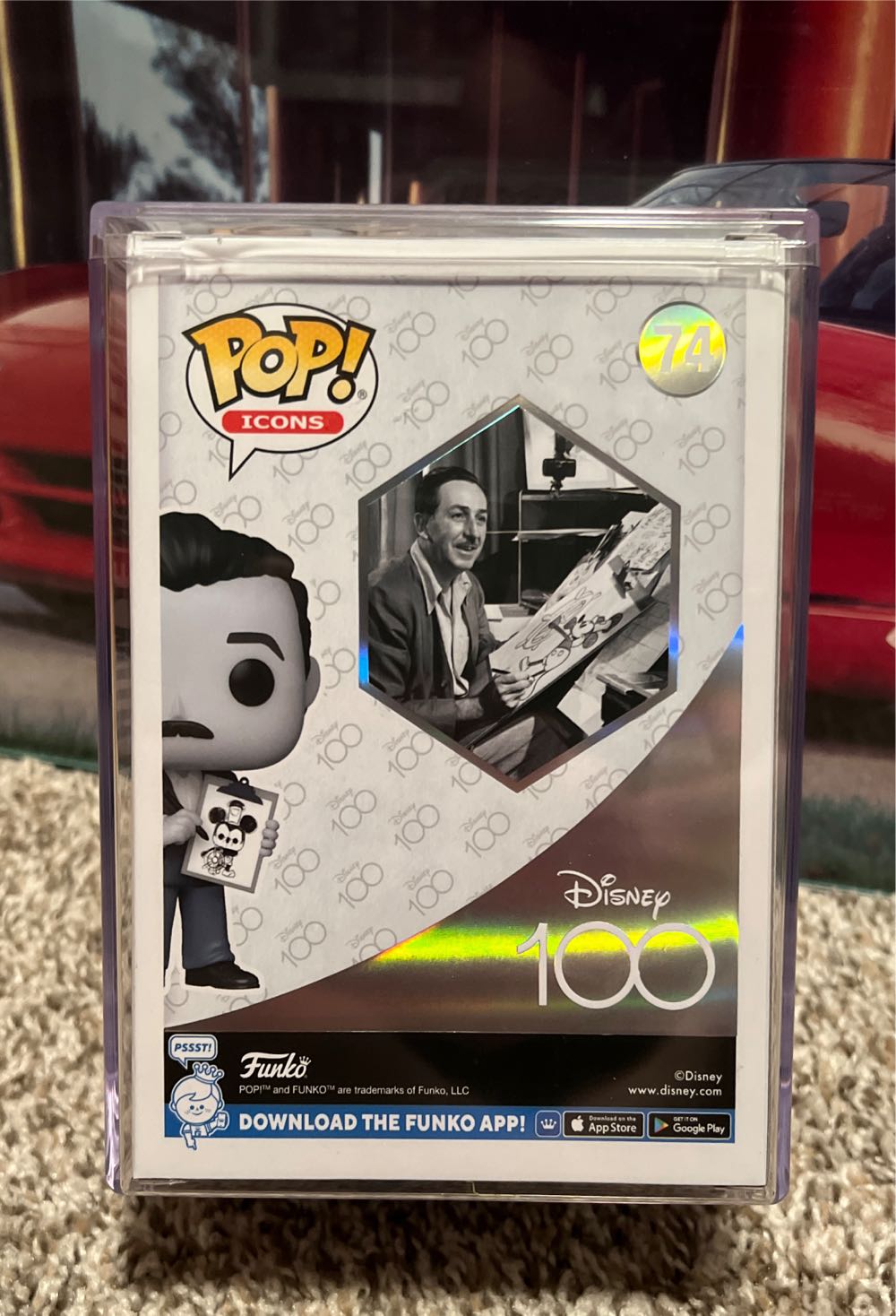 Walt Disney (with Drawing) - Disney vinyl figure collectible [Barcode 889698679947] - Main Image 2