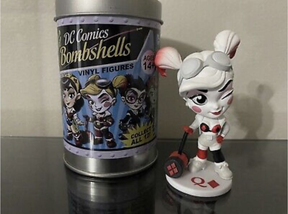 Harley Quinn  vinyl figure collectible - Main Image 2
