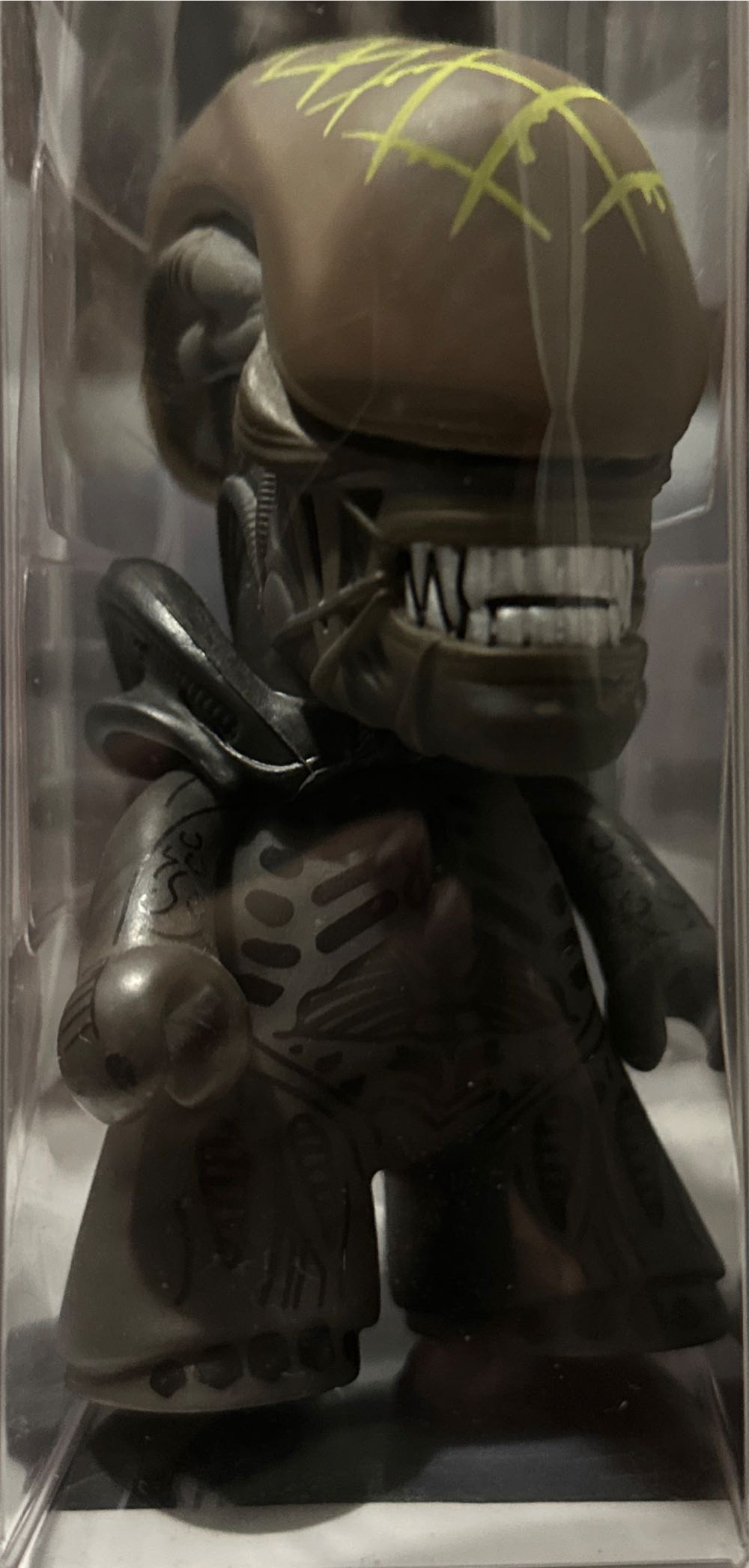 Titans Vinyl Figures - Aliens Vs Predator - Grid Alien - Alien vinyl figure collectible - Main Image 2