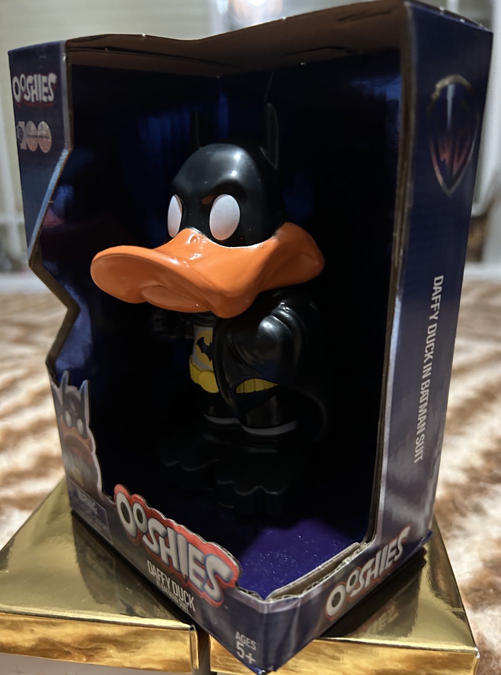 Daffy Duck in Batman Suit - Looney Tunes vinyl figure collectible [Barcode 840150231011] - Main Image 2