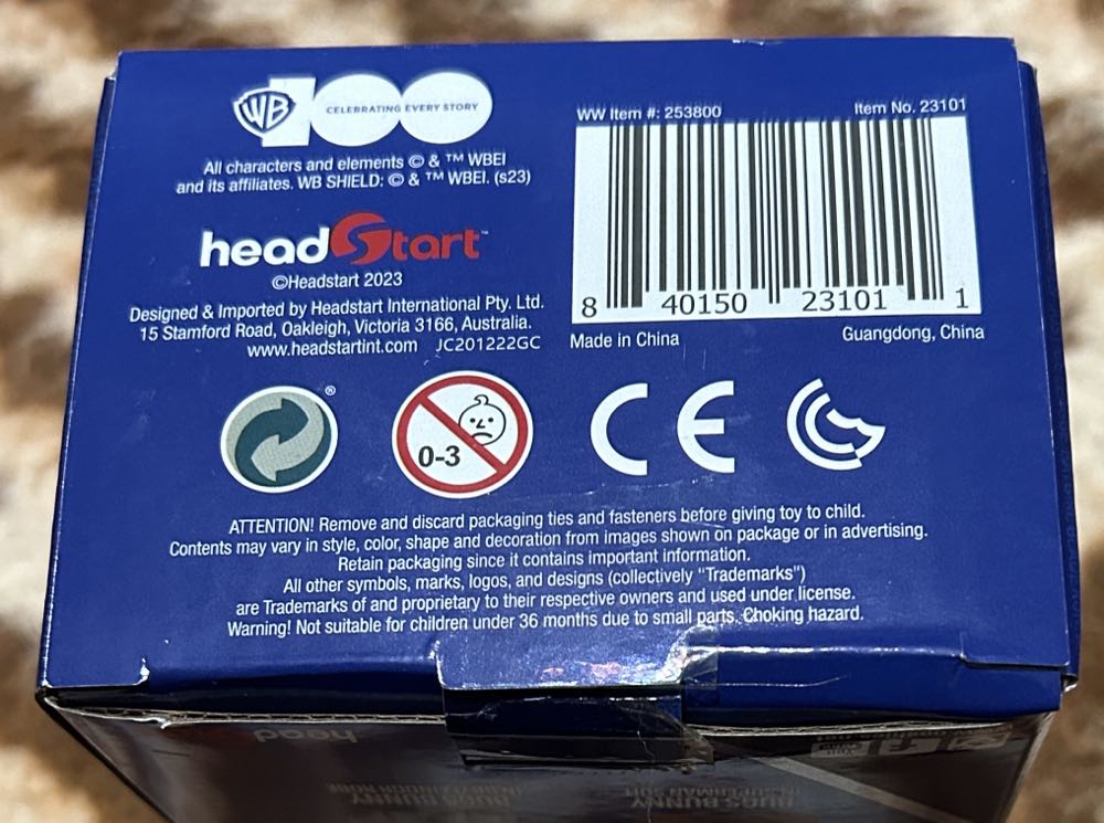 Daffy Duck in Batman Suit - Looney Tunes vinyl figure collectible [Barcode 840150231011] - Main Image 3