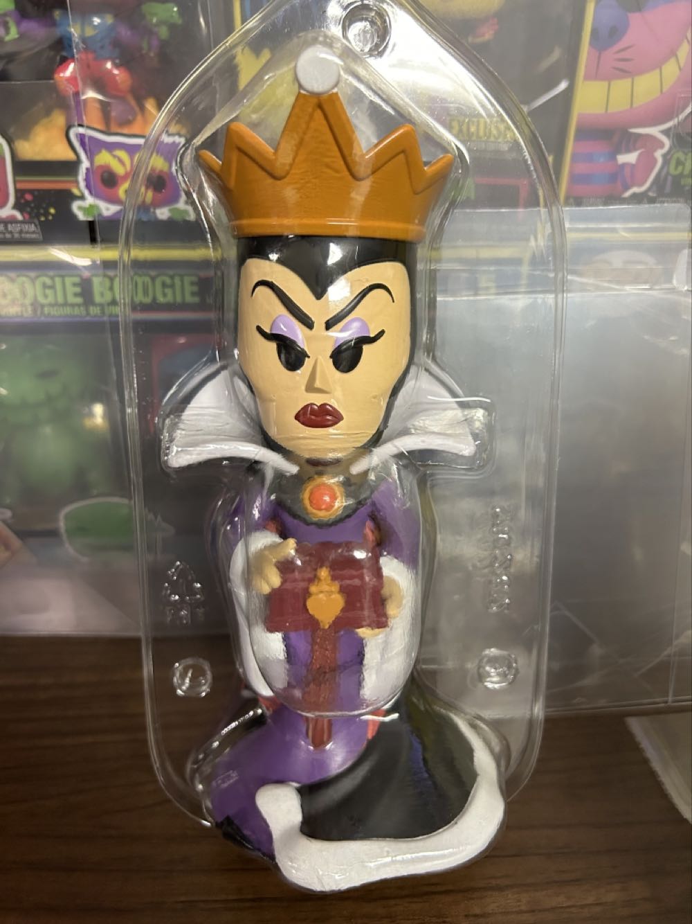 The Queen 3 Liter Soda - Disney Villains vinyl figure collectible [Barcode 889698702829] - Main Image 2