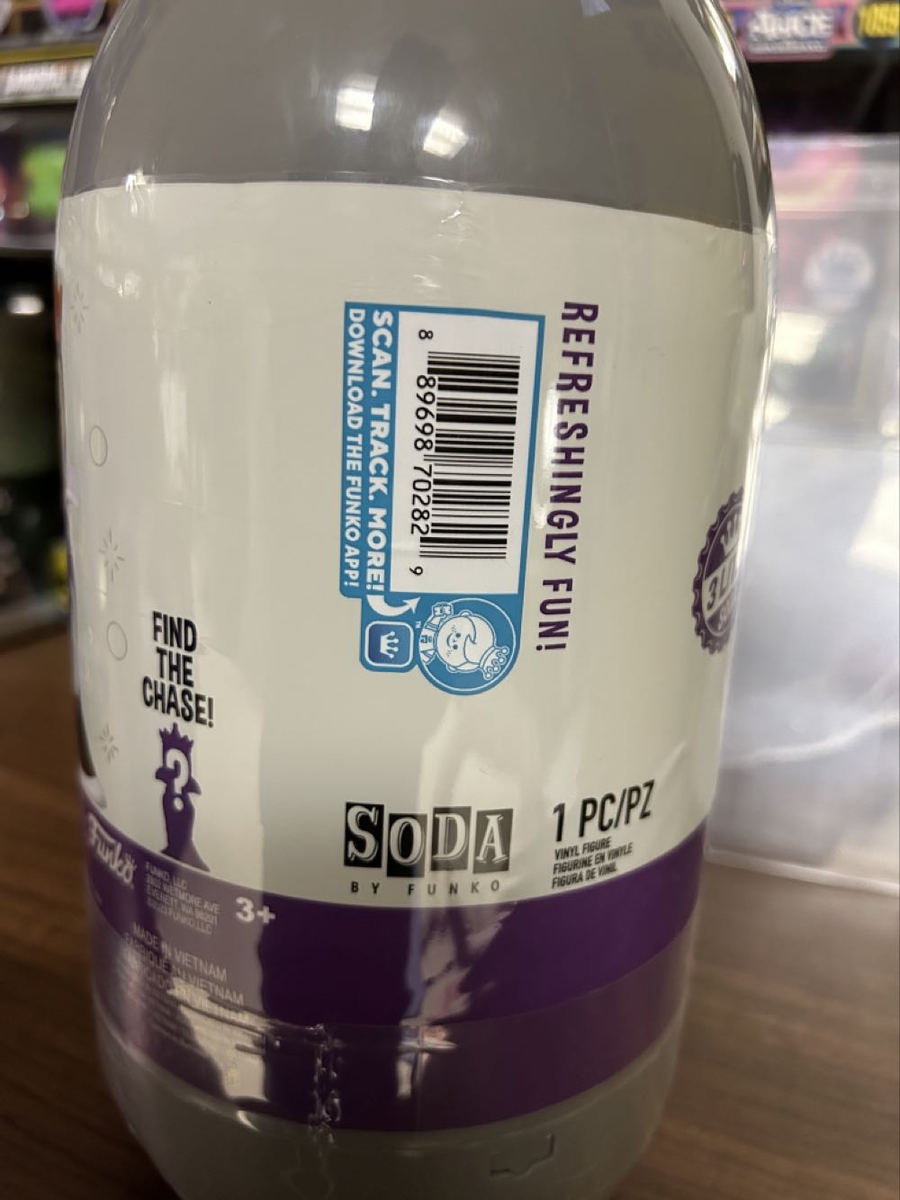 The Queen 3 Liter Soda - Disney Villains vinyl figure collectible [Barcode 889698702829] - Main Image 4
