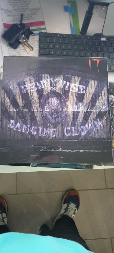 IT Pennywise Dancing Clown - It vinyl figure collectible [Barcode 634482454701] - Main Image 2