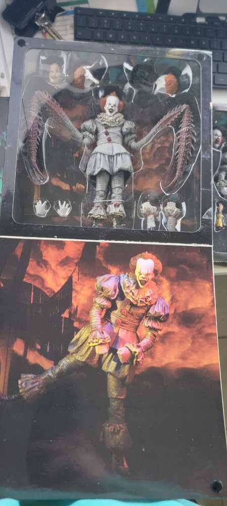 IT Pennywise Dancing Clown - It vinyl figure collectible [Barcode 634482454701] - Main Image 3
