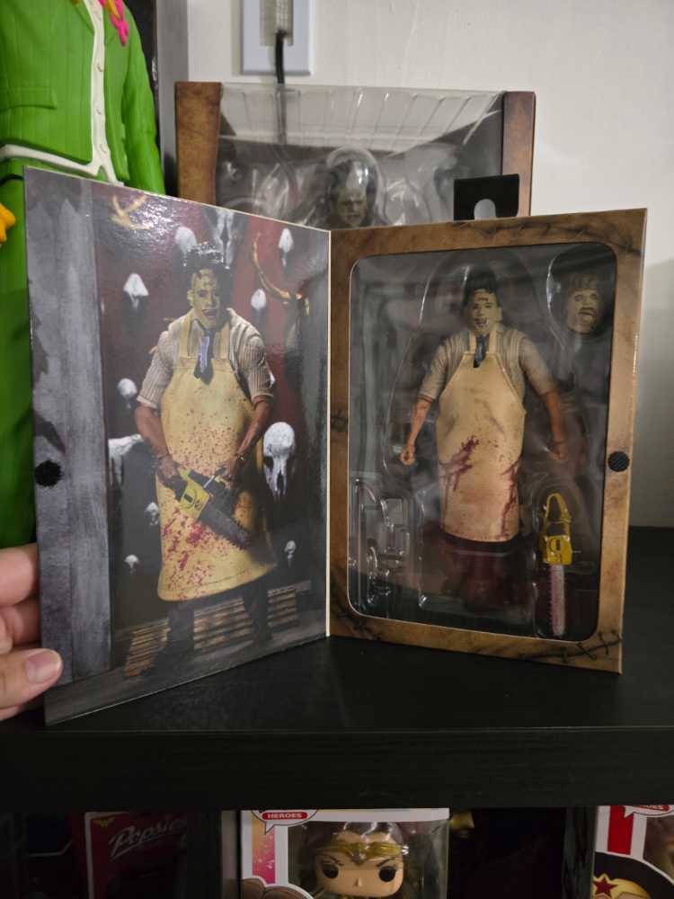 Leatherface - The Texas Chainsaw Massacre vinyl figure collectible [Barcode 634482397480] - Main Image 2