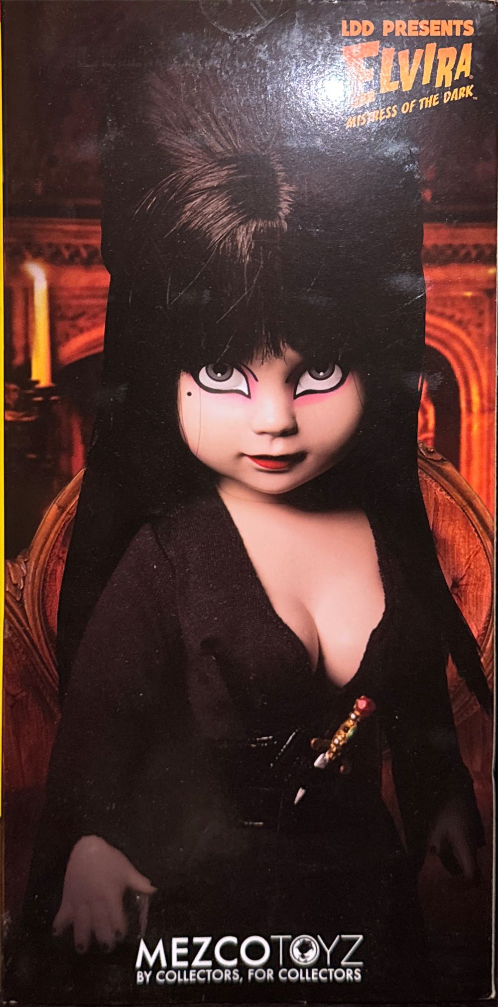 Elvira - Elvira Mistress of the Dark vinyl figure collectible [Barcode 696198996029] - Main Image 3