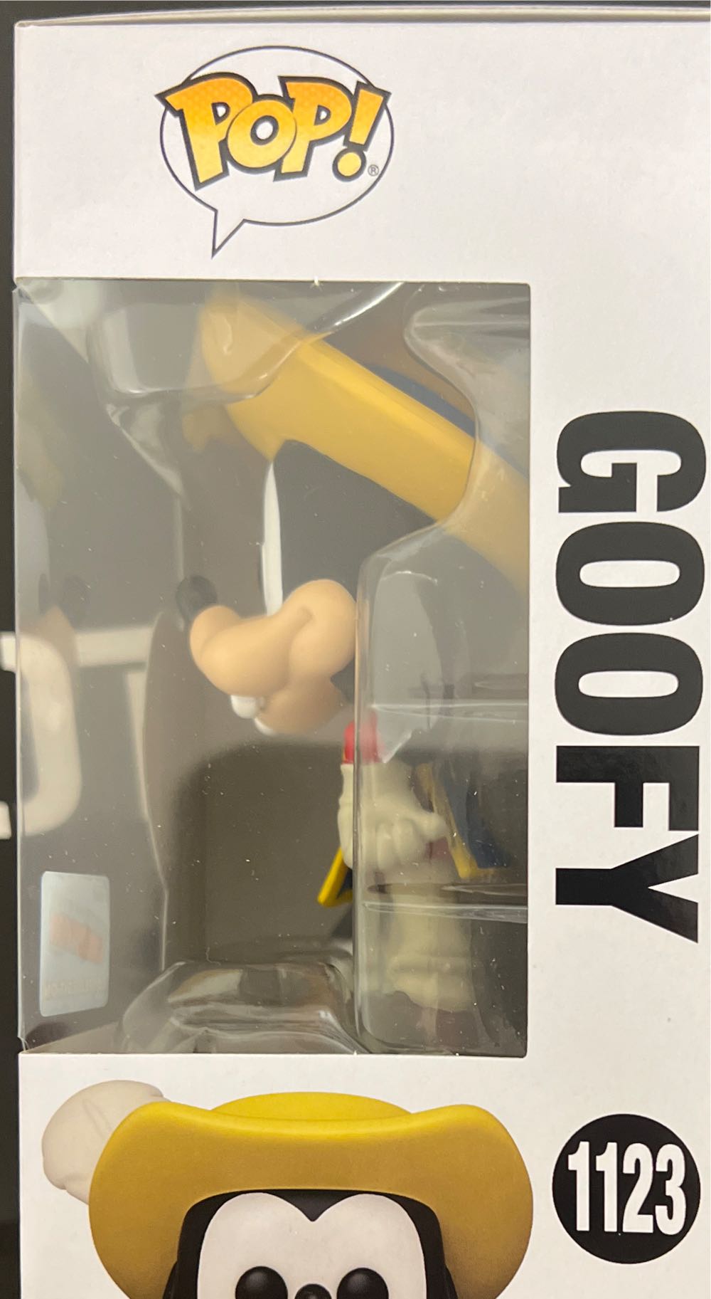 Goofy - The Three Musketeers vinyl figure collectible [Barcode 889698586054] - Main Image 4