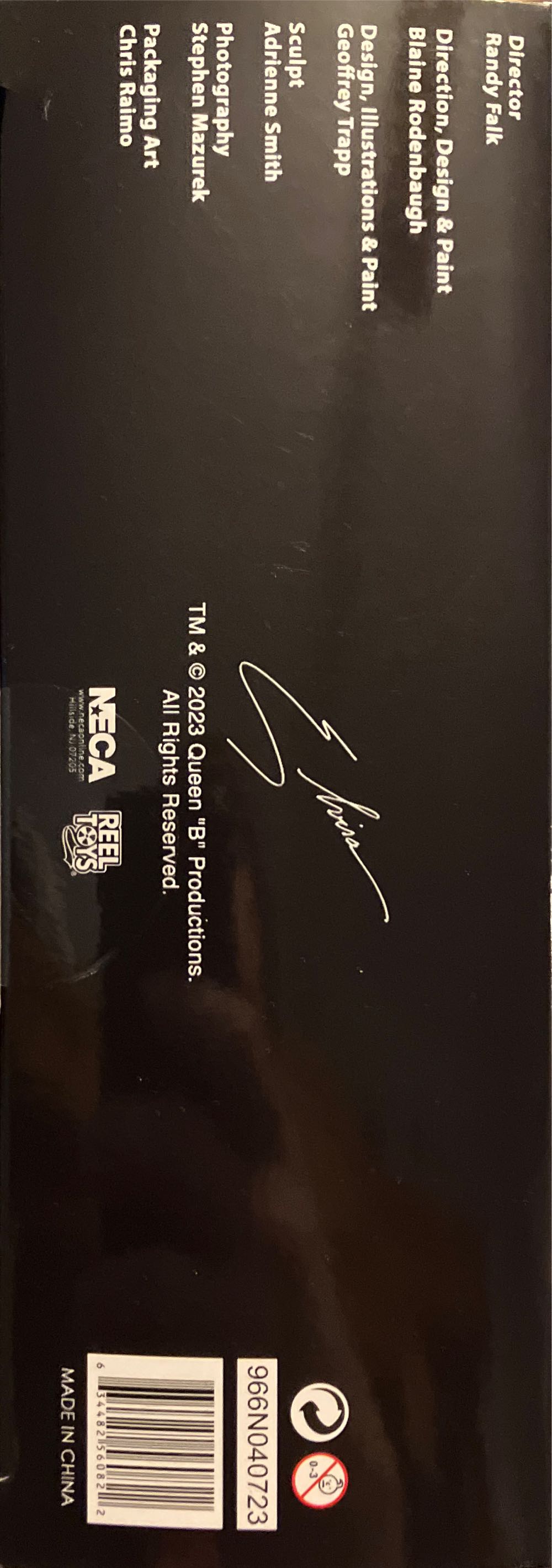 Neca Elvira On Couch Toony Terrors 6” Action Figure Boxed Set - Elvira Mistress of the Dark vinyl figure collectible [Barcode 634482560822] - Main Image 4