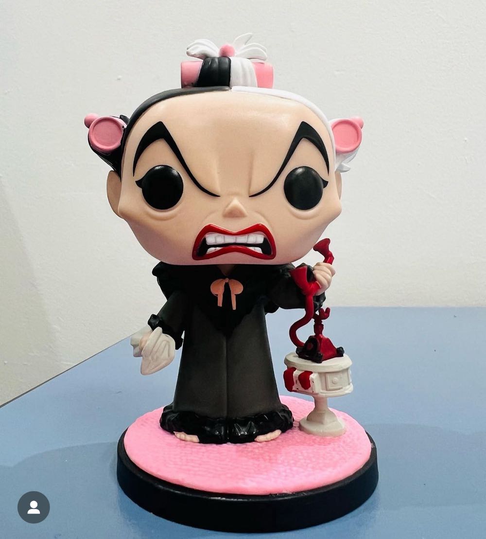 Cruella De Vil - Disney Villains vinyl figure collectible [Barcode 889698581912] - Main Image 2