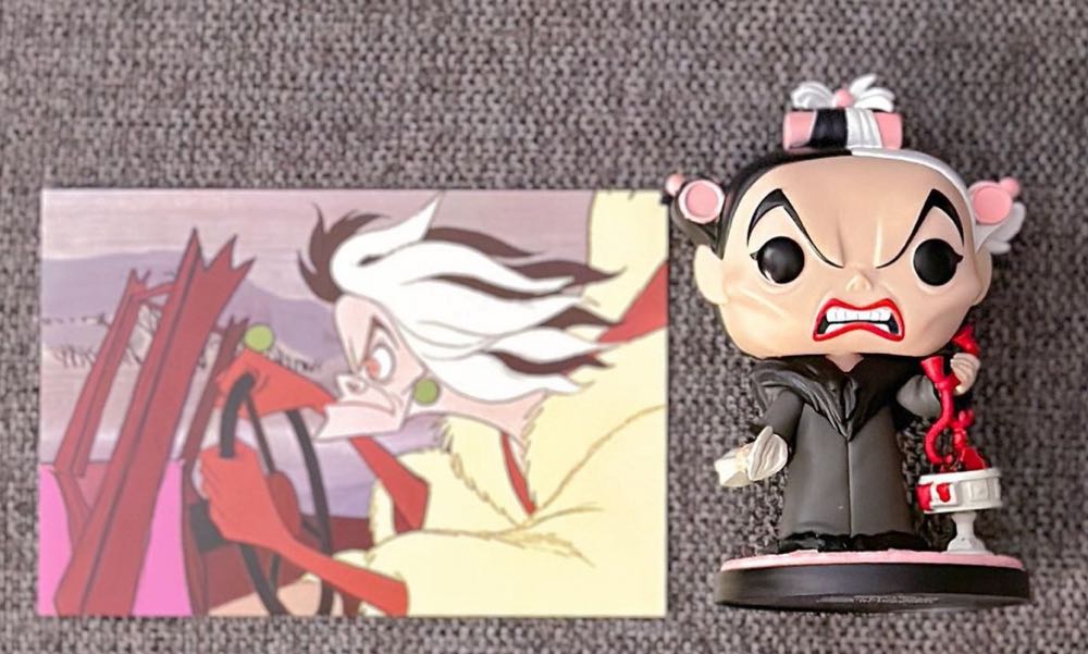 Cruella De Vil - Disney Villains vinyl figure collectible [Barcode 889698581912] - Main Image 3