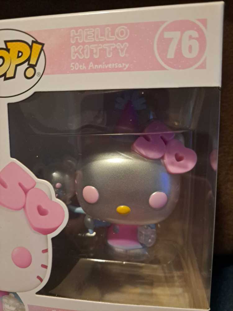 Hello Kitty With Balloons - Hello Kitty vinyl figure collectible [Barcode 889698760904] - Main Image 2