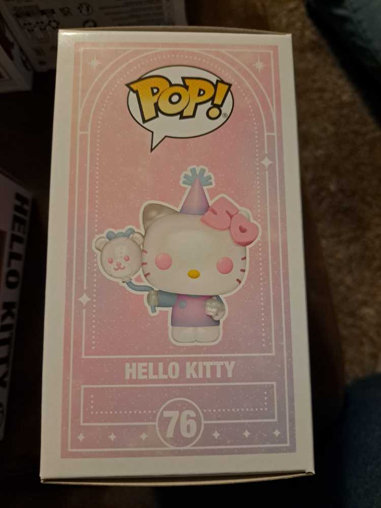 Hello Kitty With Balloons - Hello Kitty vinyl figure collectible [Barcode 889698760904] - Main Image 4