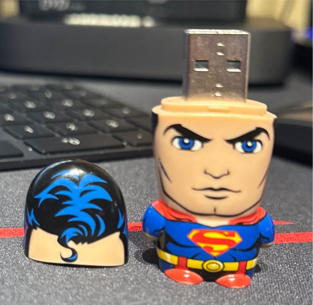 Dc Universe 8 Gb Superman Flash Drive - DC Universe vinyl figure collectible - Main Image 2