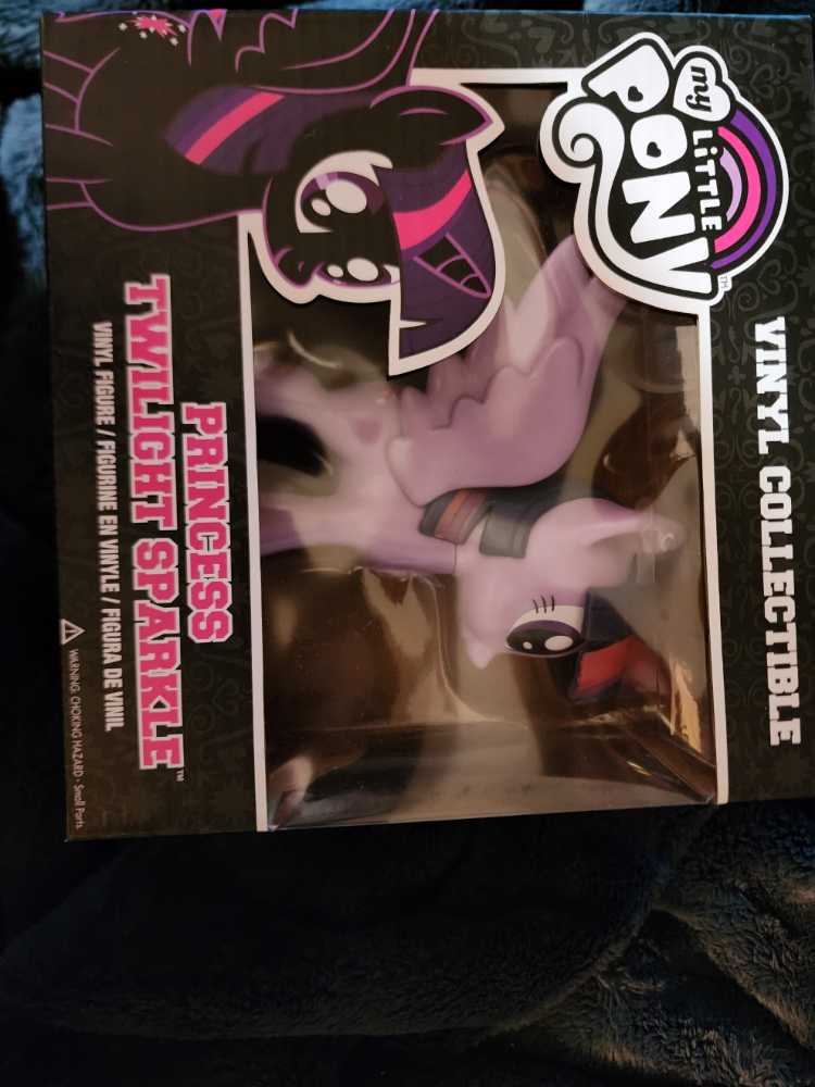 Funko Pop Newt Scamander Holding Briefcase Keychain