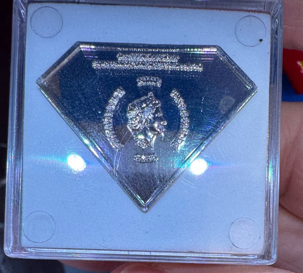 Superman Silver Emblem  vinyl figure collectible - Main Image 3