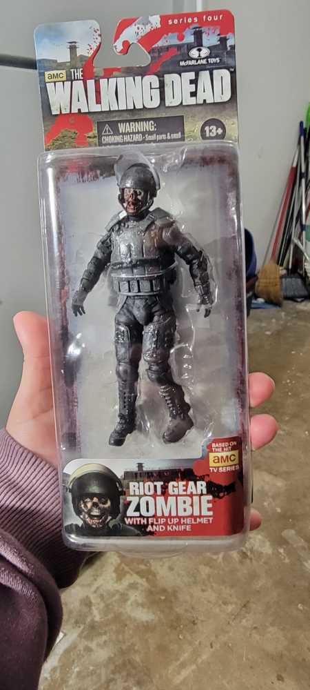 TheWalking Dead Series 4 Riot Gear Zombie With Flip Up Helmet And Knife  vinyl figure collectible [Barcode 787926144949] - Main Image 2