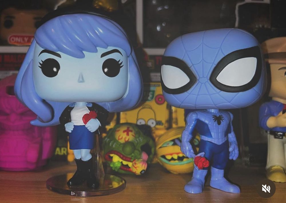 Gwen Stacy Pop! 1356 (Blue) - Spider-Man vinyl figure collectible [Barcode 889698814195] - Main Image 3