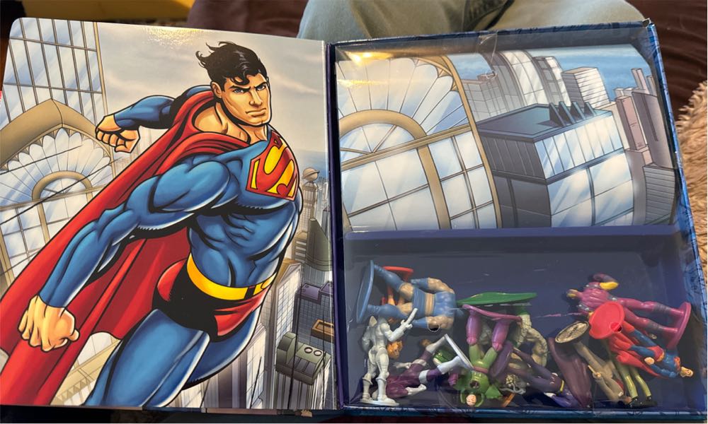 DC Superman My Busy Book With 12 Figures Included - DC Comics vinyl figure collectible [Barcode 9782764332733] - Main Image 3
