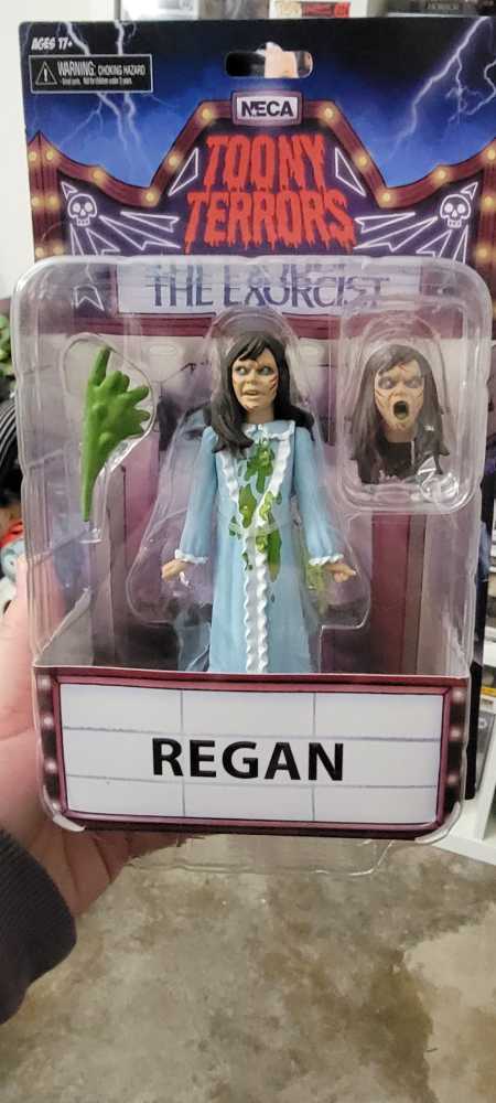 Regan MacNeil  vinyl figure collectible [Barcode 634482607251] - Main Image 2