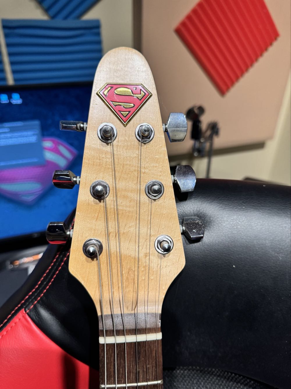 Superman Guitar Six Flags  vinyl figure collectible - Main Image 3