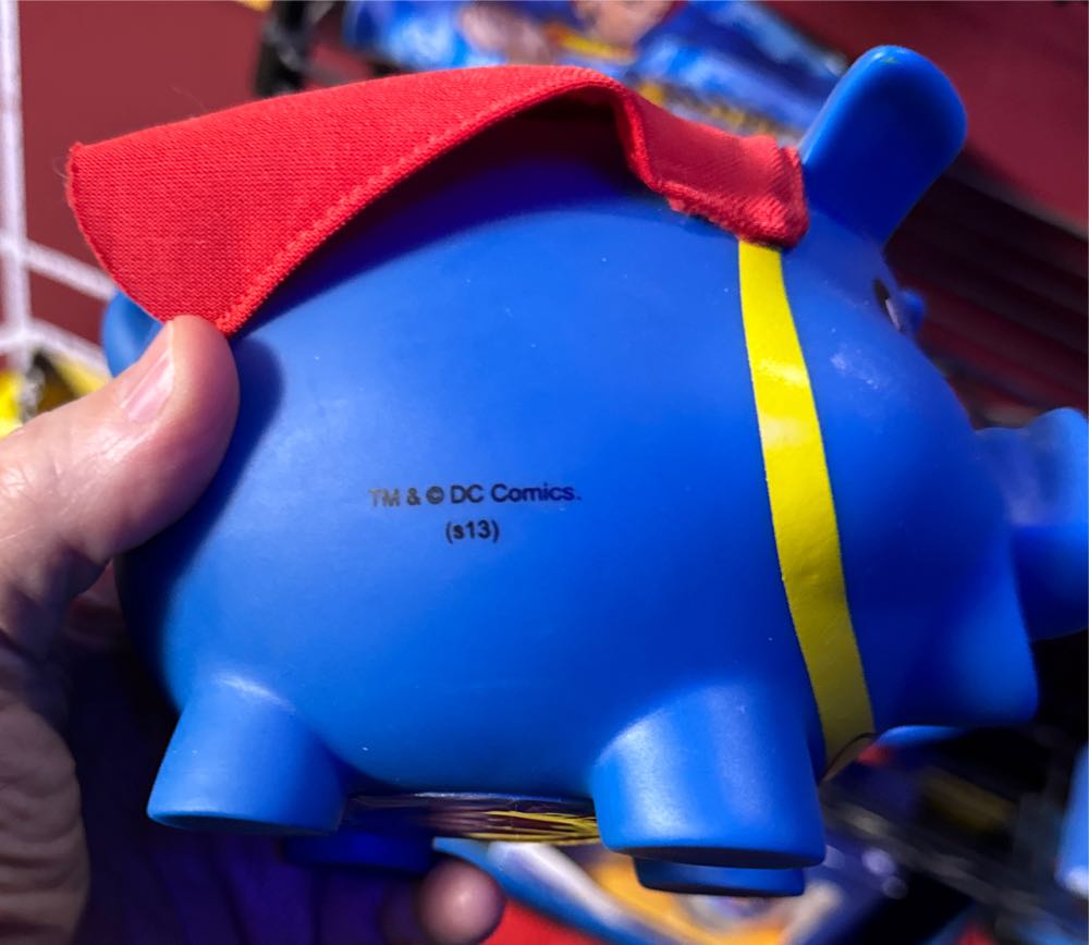 Piggy Superman Bank DC  vinyl figure collectible [Barcode 120367400005] - Main Image 4