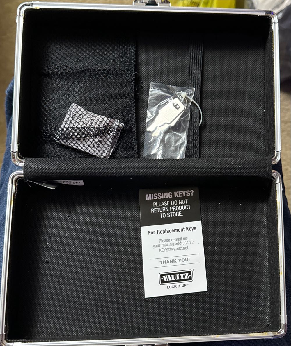 Vaultz Superman Lockable Case With Keys  vinyl figure collectible - Main Image 2