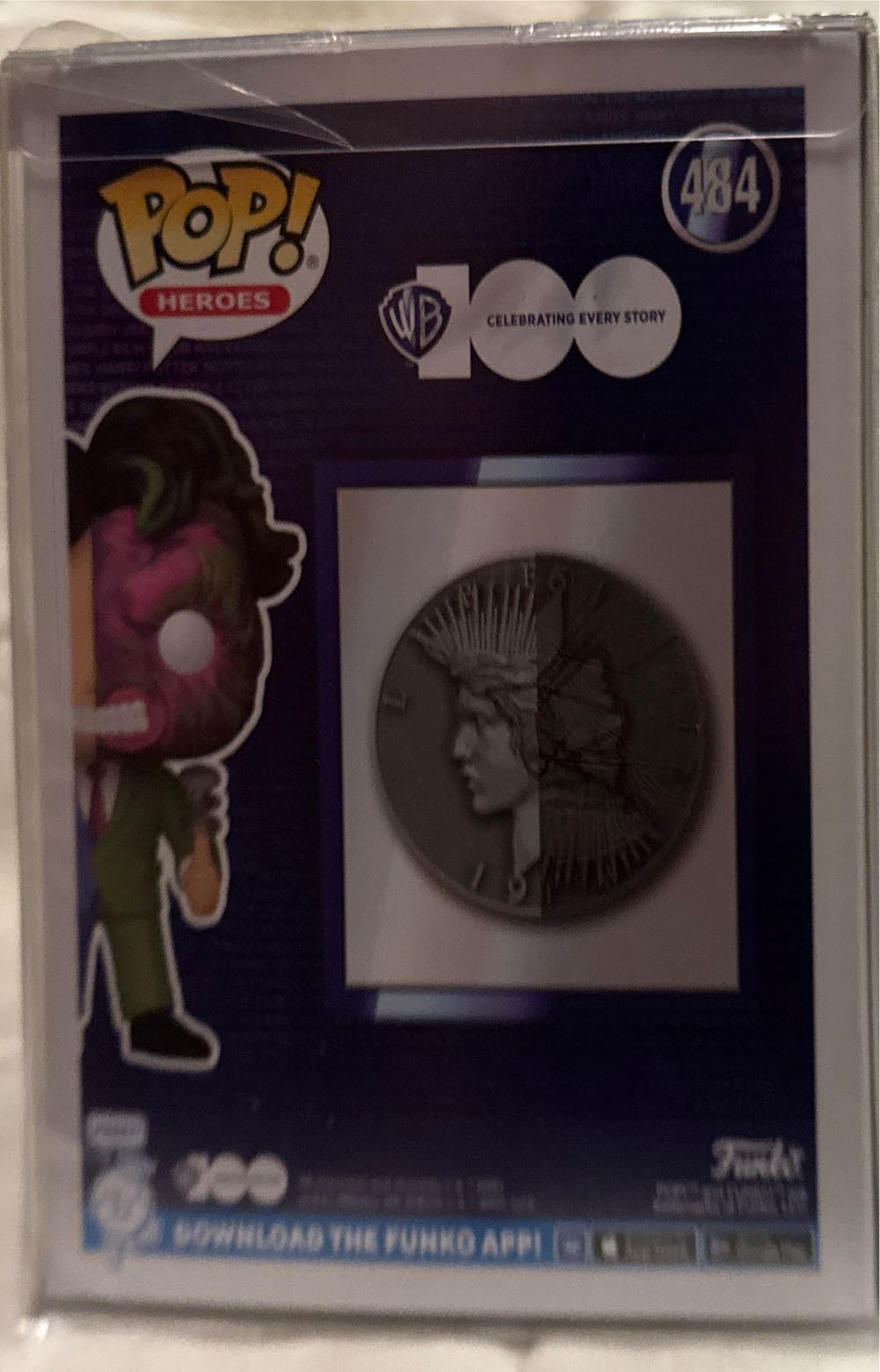 Two-Face - Batman vinyl figure collectible [Barcode 889698743136] - Main Image 3