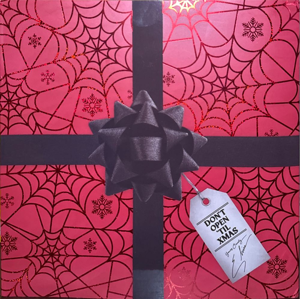 Elvira - Elvira Mistress of the Dark vinyl figure collectible [Barcode 634482560815] - Main Image 3