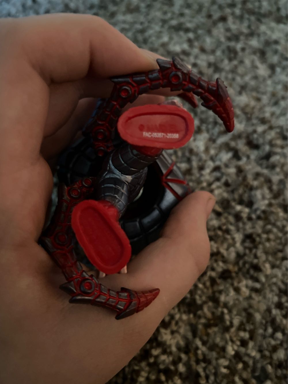 Iron Spider Gray And Red - Spider-Man vinyl figure collectible - Main Image 3