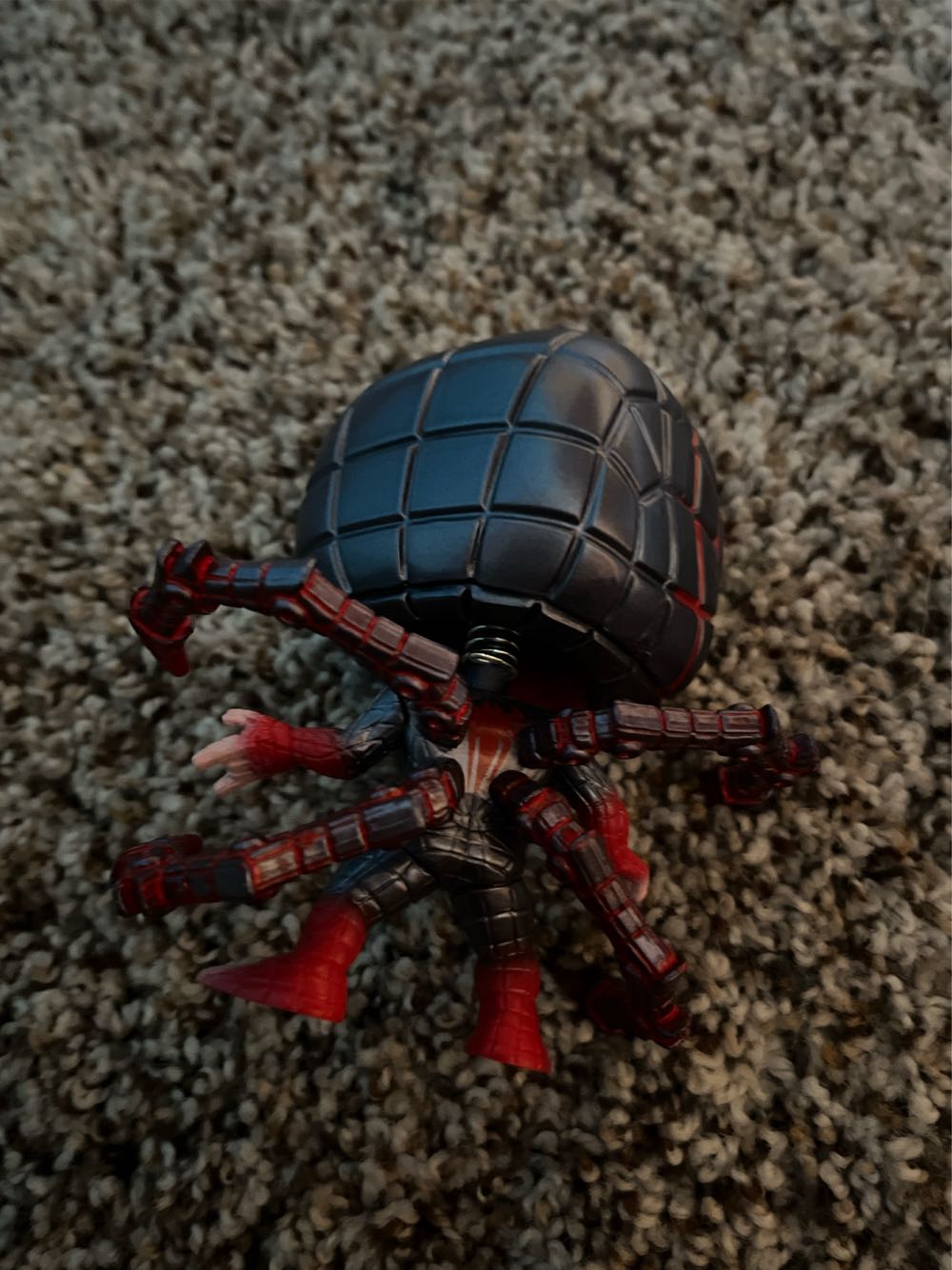 Iron Spider Gray And Red - Spider-Man vinyl figure collectible - Main Image 4