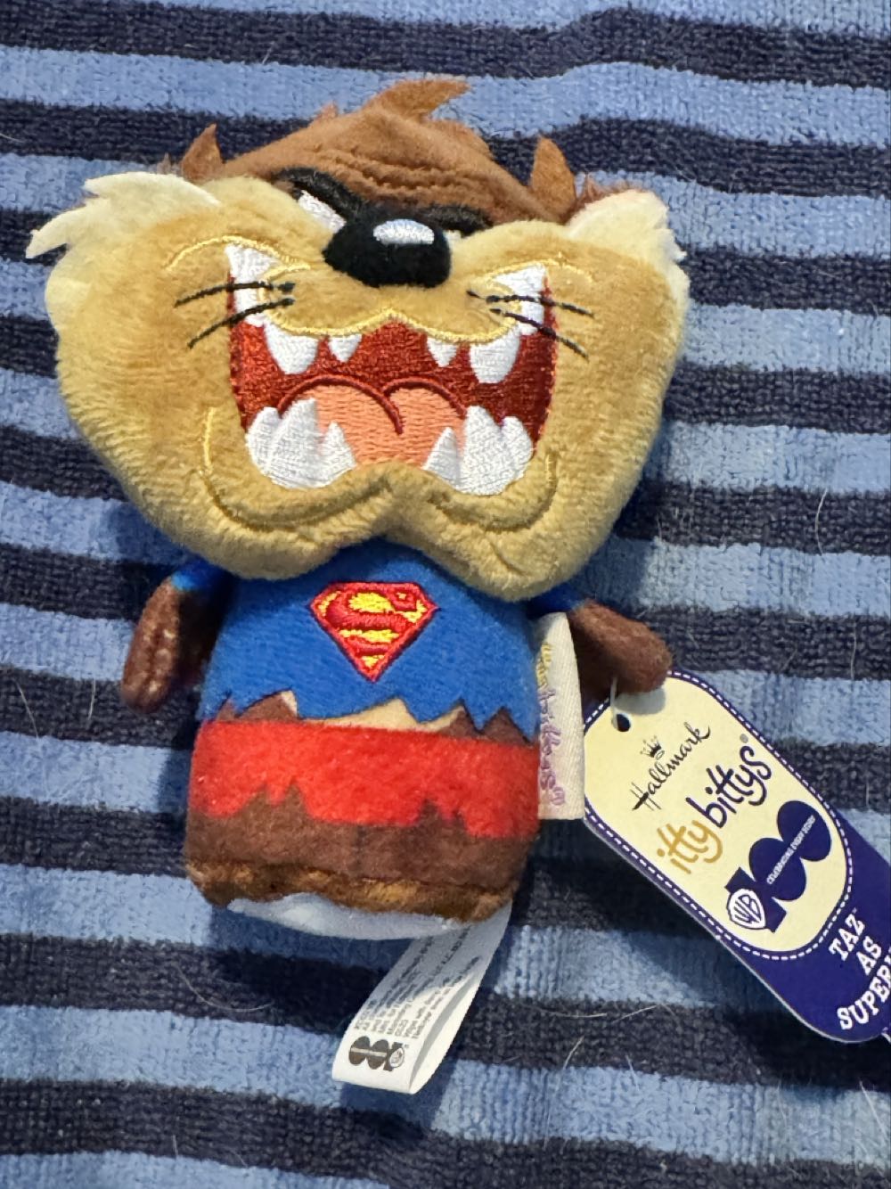 New Hallmark Itty Bittys Taz As Superman Warner Bros Looney Tunes  vinyl figure collectible [Barcode 661127003963] - Main Image 2