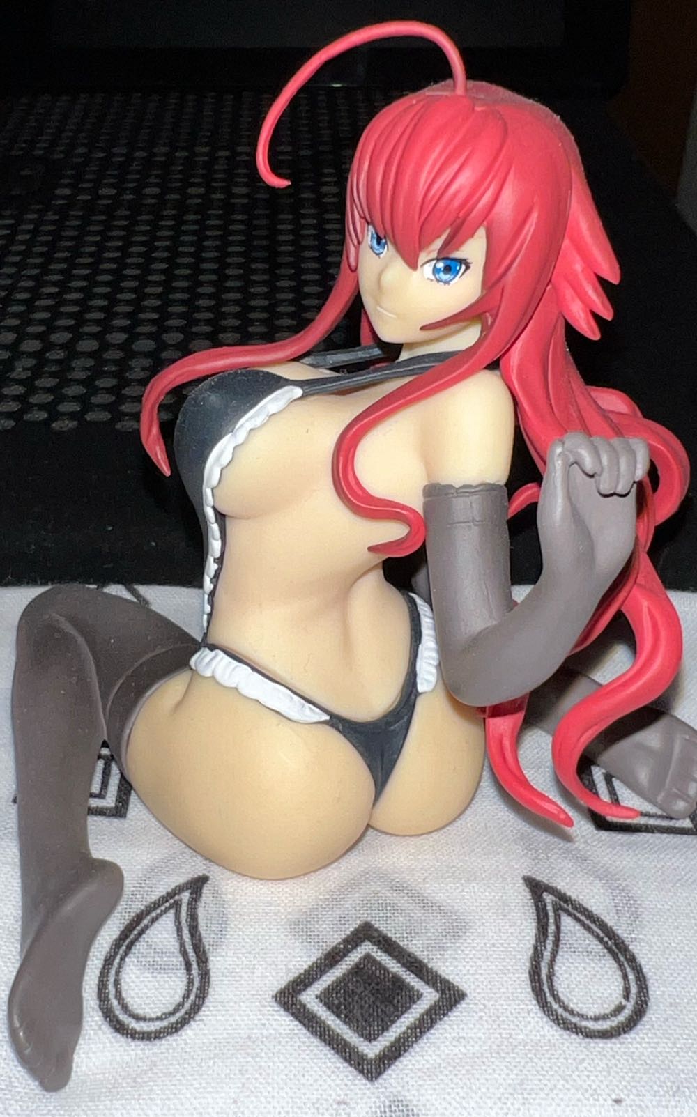 Crimson Haired Ruin Princess  vinyl figure collectible - Main Image 2