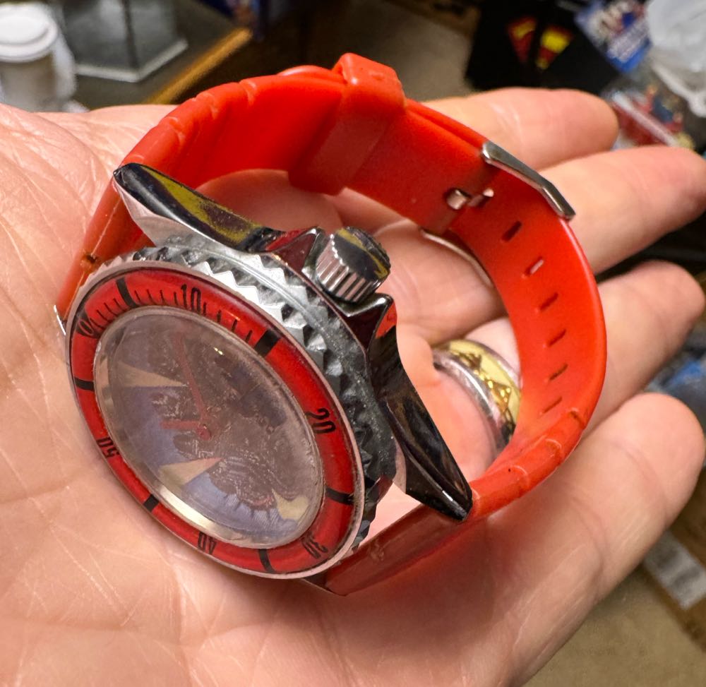 Superman wrist watch with fly around Superman in Metropolis on the dial 1970s  vinyl figure collectible - Main Image 2