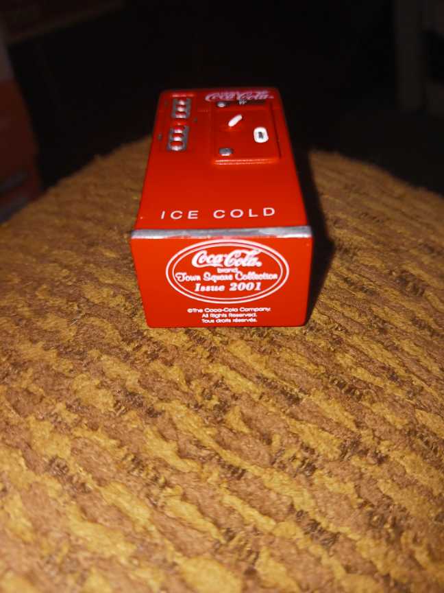 Coca-Cola Town Square Collection Coke Machine (Red)2001 - Coca-Cola vinyl figure collectible - Main Image 3