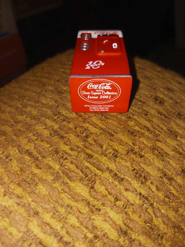 Coca-Cola Town Square Collection Coke Machine (Red & White) - Coca-Cola vinyl figure collectible - Main Image 3