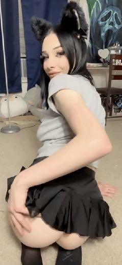 Oui  (January) magazine collectible - Main Image 4