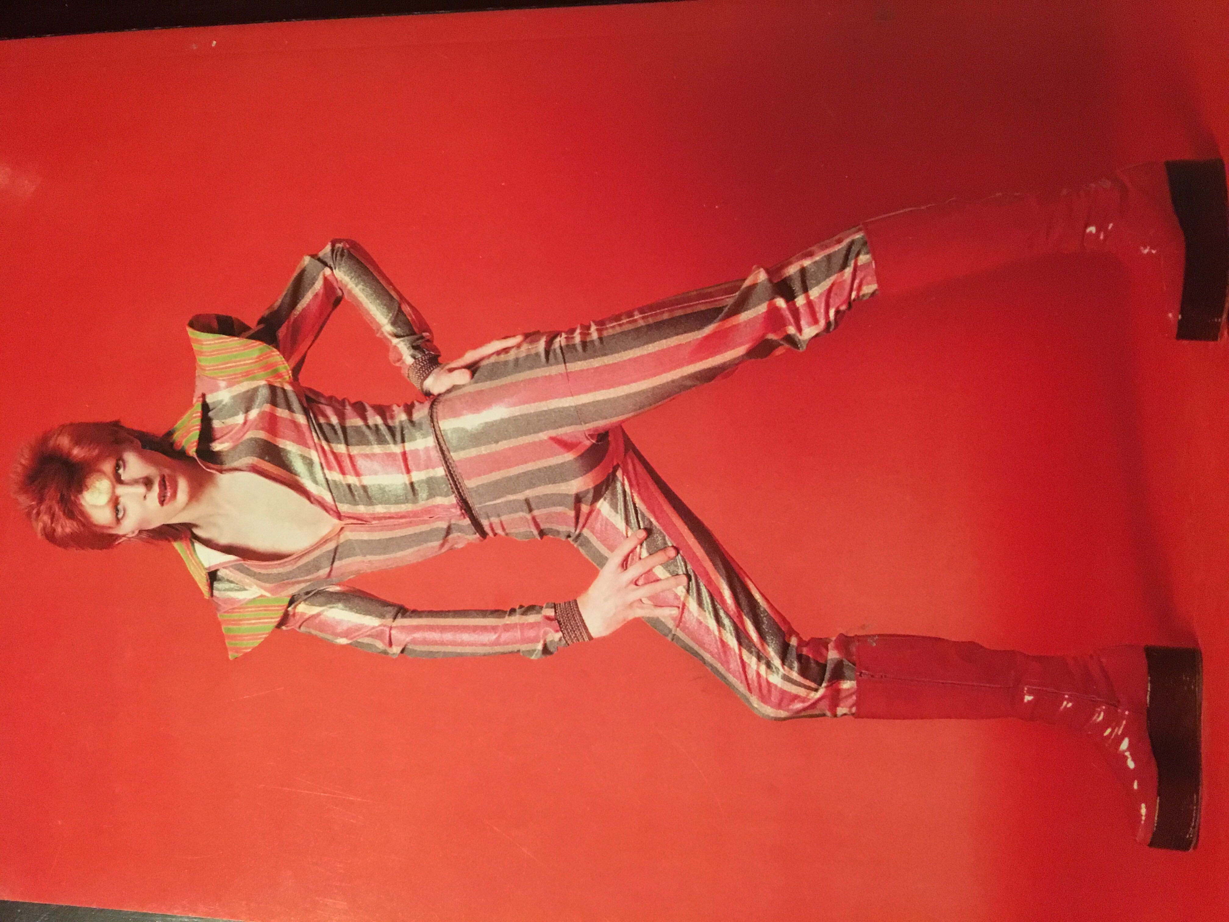 Time David Bowie   (April) magazine collectible [Barcode 070989105485] - Main Image 2