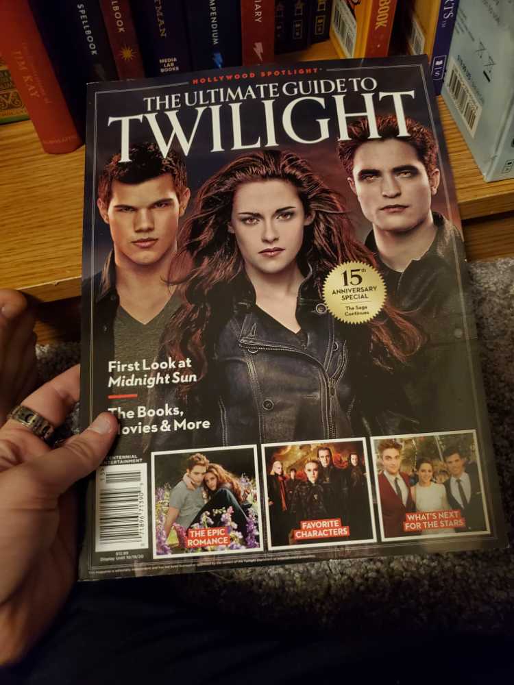 Hollywood Spotlight: The Ultimate Guide To Twilight magazine collectible - Main Image 1