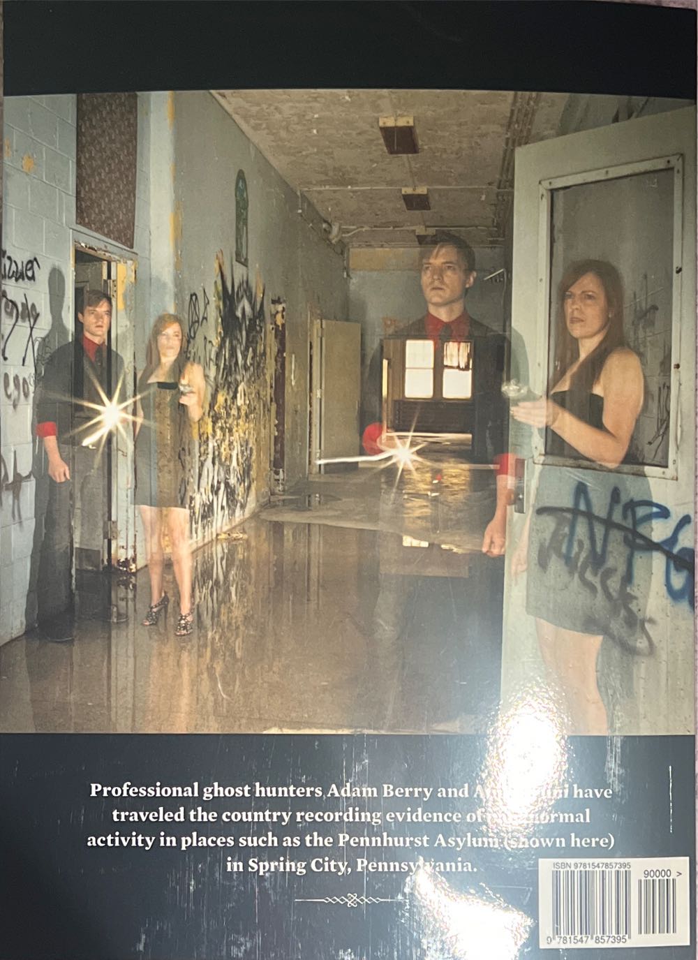 Ghost Hunting: Secrets of the Supernatural  (May) magazine collectible [Barcode 978154785739590000] - Main Image 2