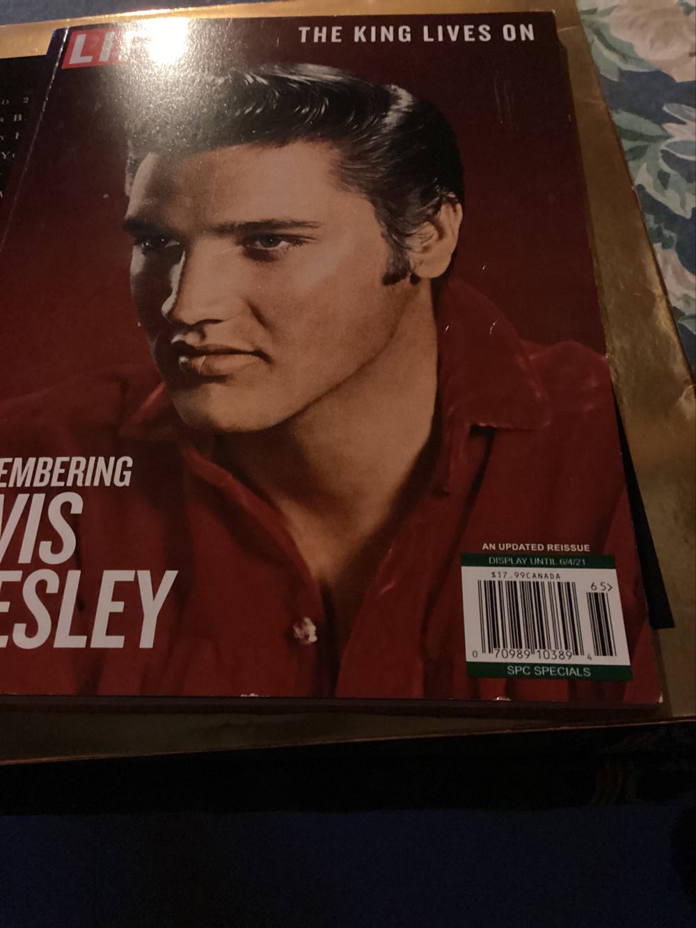 Life The King Lives On Remembering Elvis Presley  magazine collectible [Barcode 07098910389465] - Main Image 2