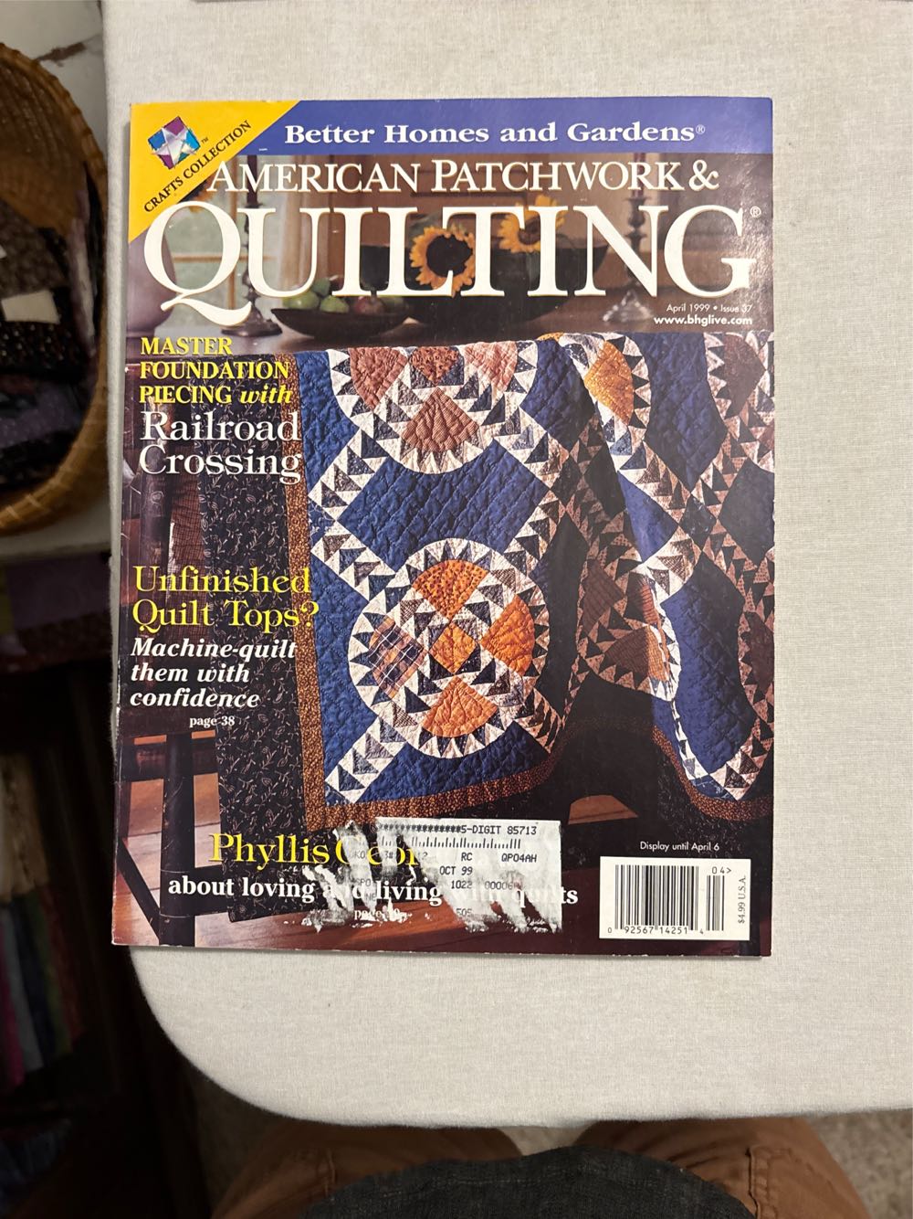 American Patchwork & Quilting  (December) magazine collectible [Barcode 01400514251187] - Main Image 2