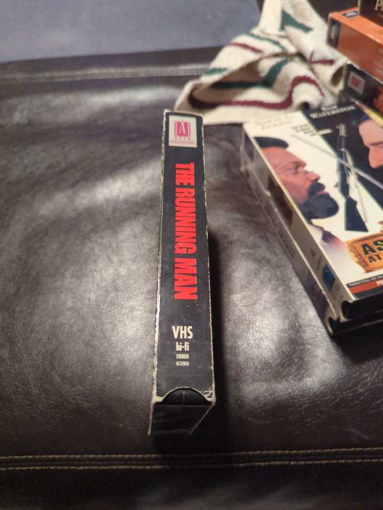 Running Man VHS movie collectible [Barcode 084296063901] - Main Image 2